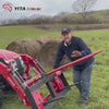 YITAMOTOR® Accesorio de lanza de heno de 49", capacidad de 2000 libras, conexión rápida para tractores Bobcat y minicargador con 1 lanza de heno roja de 49" y 2 lanzas estabilizadoras negras de 17" con púas de horquilla